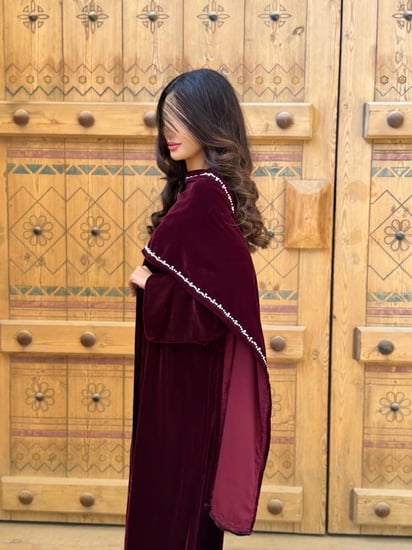 عباية  عنابي
