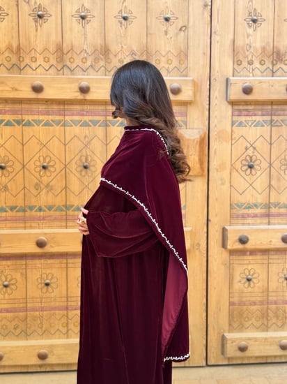عباية  عنابي