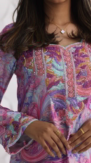 مخور  موج البحر باللون الوردي