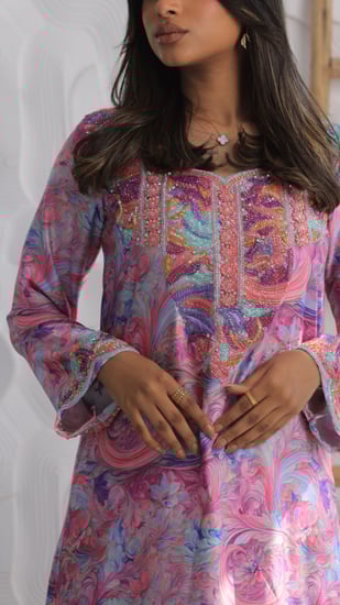 مخور  موج البحر باللون الوردي