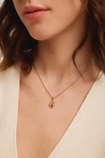 تعليقة حلزونة بالعقيق الاحمر