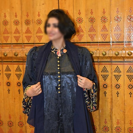 عبايه حرير مزخرف بكتافات بازارير اماميه واكمام واسعه مبطنه بقماش الجاكار الشك اضافه طرحه