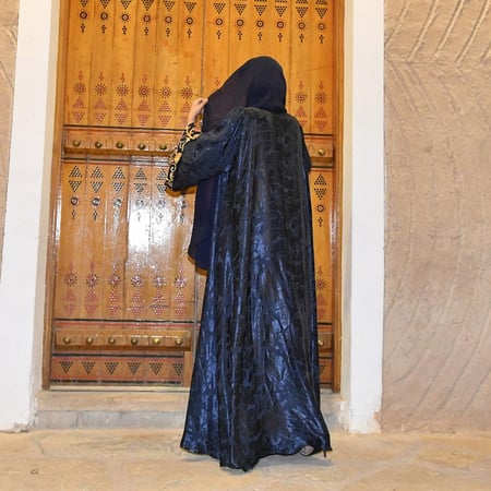 عبايه حرير مزخرف بكتافات بازارير اماميه واكمام واسعه مبطنه بقماش الجاكار الشك اضافه طرحه
