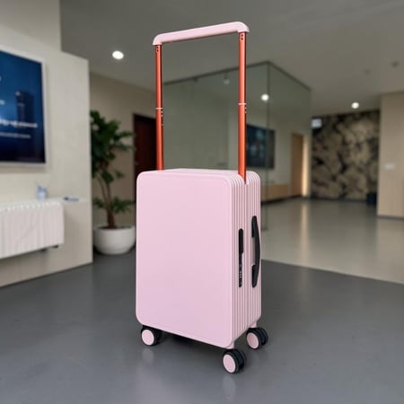 شنطة سفر تصميم حديث بقفل ذكي وعجلات 360°