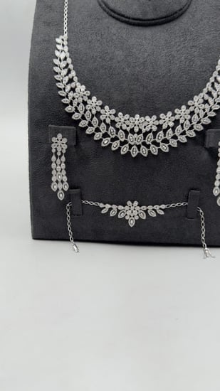 طقم ذهب عيار 18