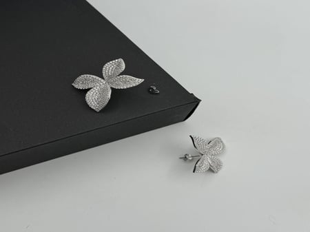 حلق ( الوردة ) ذهب عيار 18