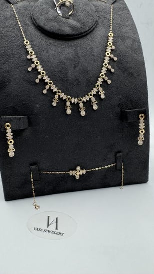 طقم ذهب عيار 18