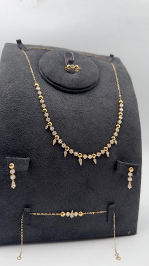 طقم ذهب عيار 18