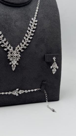 طقم ذهب عيار 18