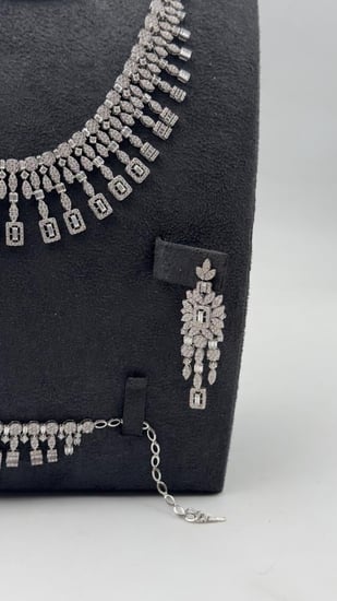 طقم  ابيض تصميم الماس ذهب عيار 18