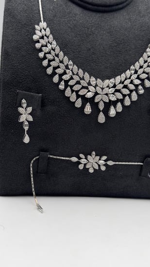 طقم ذهب عيار 18