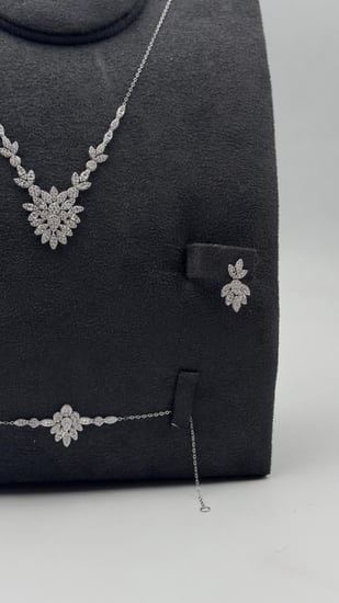 طقم ابيض تصميم الماس ذهب عيار 18