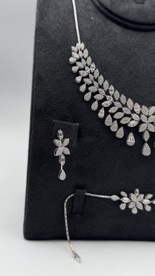 طقم ذهب عيار 18