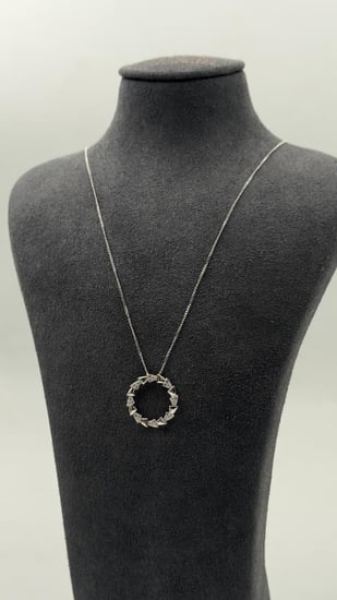 عقد ذهب عيار 18