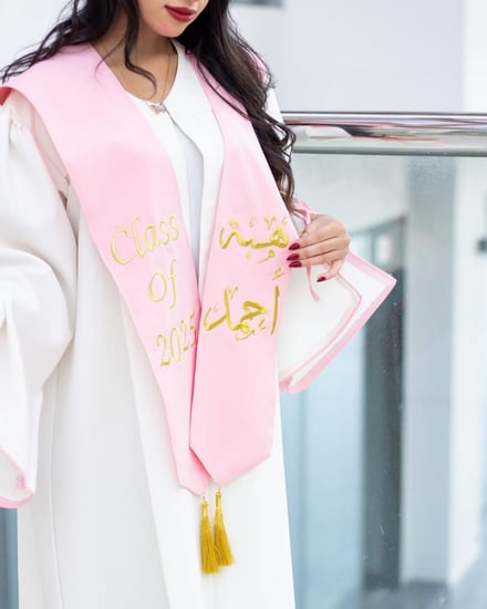 عباية تخرج اوف وايت موديل الفيونكه لسنة 2025