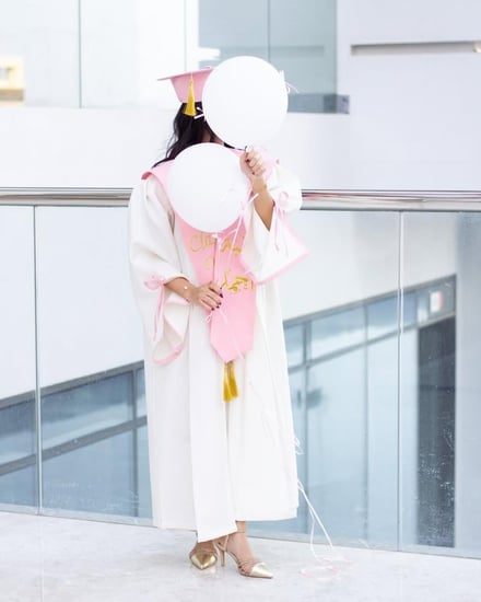 عباية تخرج اوف وايت موديل الفيونكه لسنة 2025