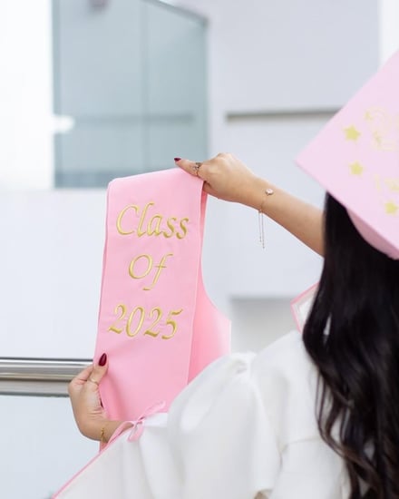 عباية تخرج اوف وايت موديل الفيونكه لسنة 2025