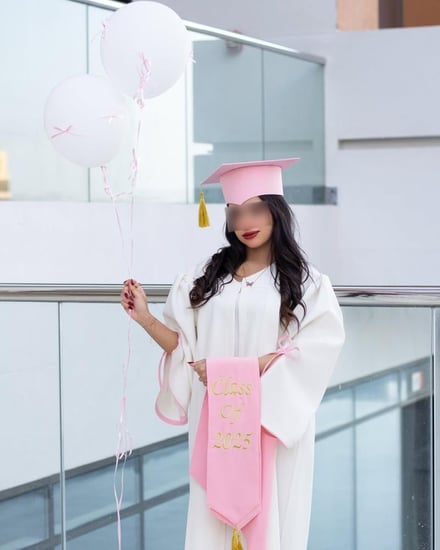 عباية تخرج وردب مع ربطة فيونكة