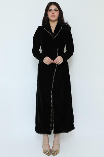 فستان مخمل مع أطراف خرز ذهبي لامع