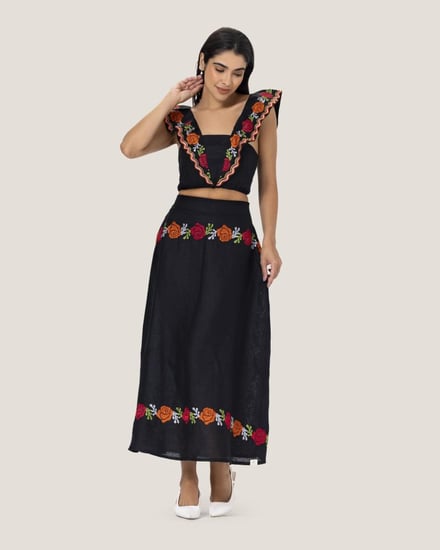 تنورة و توب اسود