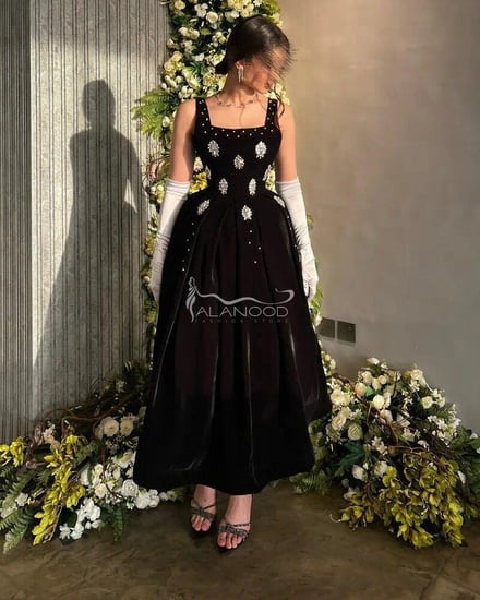 فستان اسود قطيفة