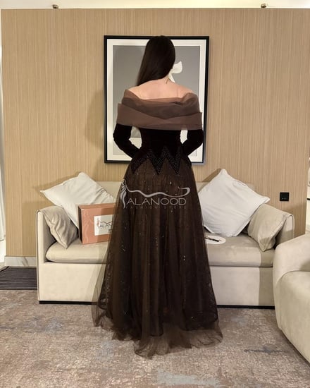 فستان سهرة مخملي بتصميم أنيق ولمسة فاخرة