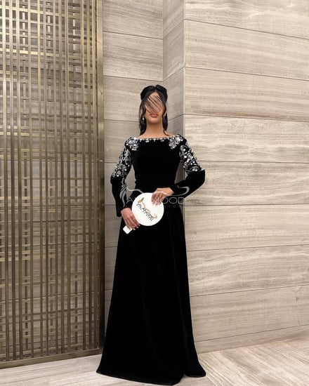 فستان سهرة مطرز بخامة مخمل التألق والأناقة في آخر صيحات الموضة