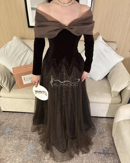 فستان سهرة مخملي بتصميم أنيق ولمسة فاخرة