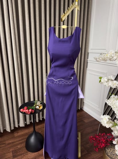 فستان لافندر من الكريب و الميكادو بذيل طويل وأناقة فاخرة