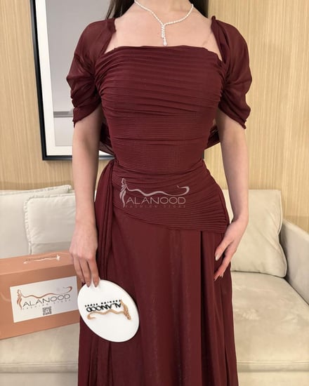 فستان سهرة أنيق بكسرات ناعمة لون عنابي فاخر