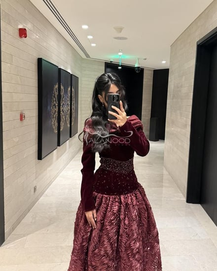فستان سهرة عنابي مخملي بتصميم ملكي