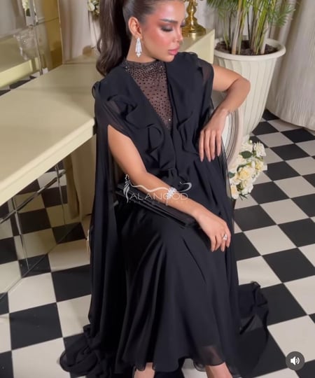 فستان أسود نسائي