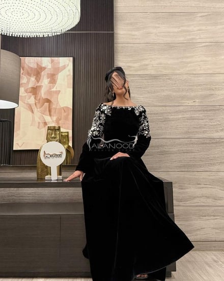 فستان سهرة مطرز بخامة مخمل التألق والأناقة في آخر صيحات الموضة
