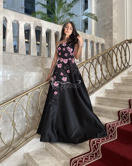 فستان سهرة أسود مزين بزهور وردية