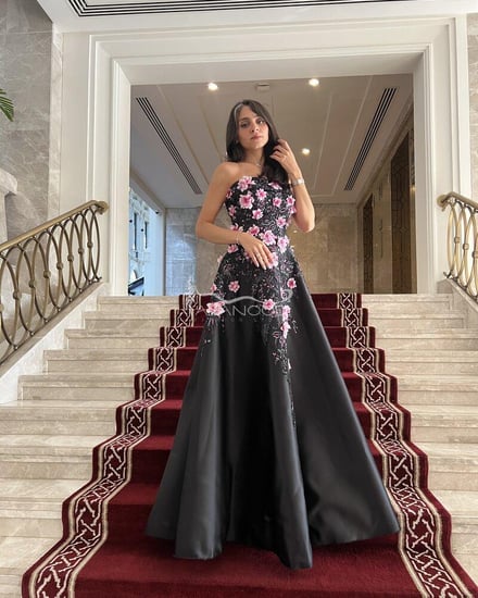 فستان سهرة أسود مزين بزهور وردية