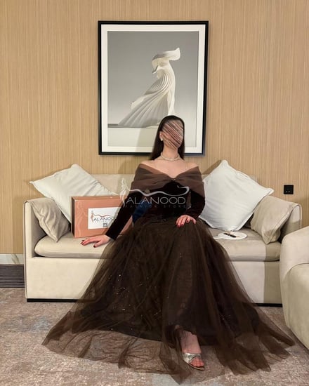 فستان سهرة مخملي بتصميم أنيق ولمسة فاخرة