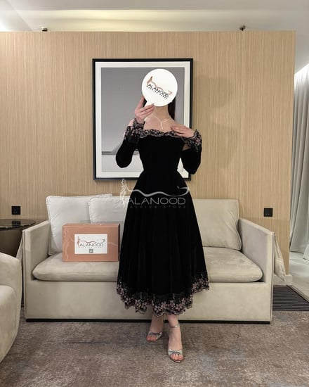 فستان سهرة مخملي بتصميم أنيق