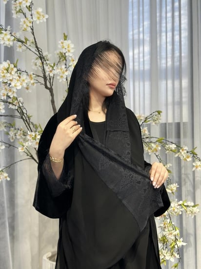 عبايه شتوية مخمل +دانتيل