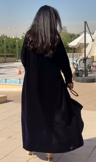 عباية كتف بجيوب قماش قطيفة مخمل معا كسرات من الجوانب - ايف ستايل