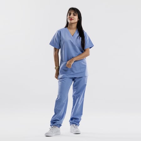 سكراب طبي بلون سماوي – ياقة سبعة (V-Neck)