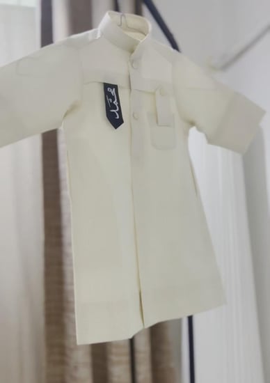 ثوب ولادي مطرز بالأسم