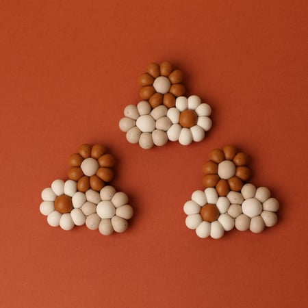 عضاضة سيليكون شكل وردة ثلاثية - اساسيات المواليد - مسرة