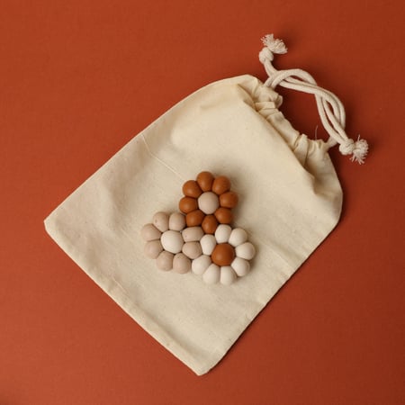 عضاضة سيليكون شكل وردة ثلاثية - اساسيات المواليد - مسرة