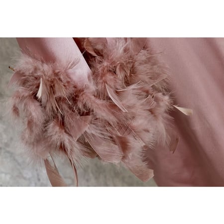 روب عرايس طويل اطراف ريش ناعم لون نهدي