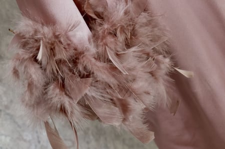 روب عرايس طويل اطراف ريش ناعم لون نهدي مميز