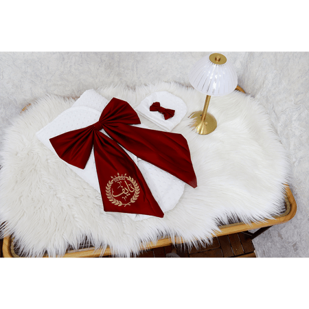 مدس مواليد مع طاقيه فيونكا لون أحمر بإسم المولود