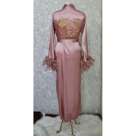 روب عرايس طويل اطراف ريش ناعم تطريز بالاسم لون نهدي