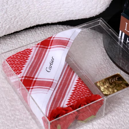 شماغ بتصميم عصري في بوكس أكريلك VIP