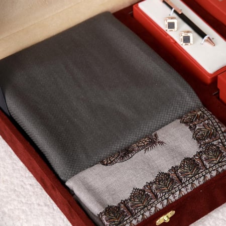 بوكس هدايا الشتاء الكشميري لمسة تطريز