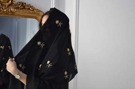 طرحة اليوم الوطني أسود تطريز ذهبي